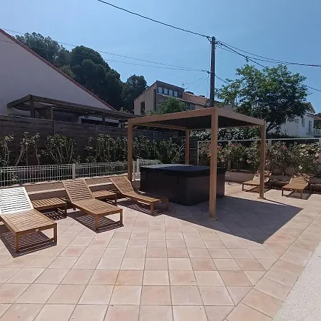 Les Deux Soeurs Bord De Et Jacuzzi Villa